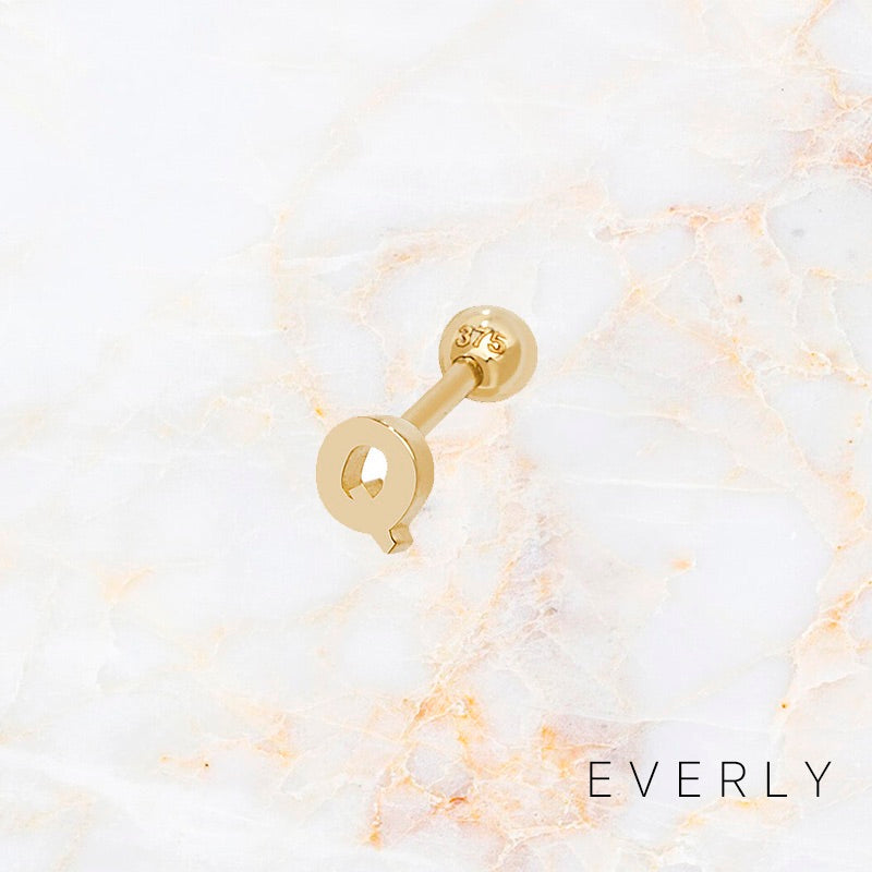 Initial Q gold stud